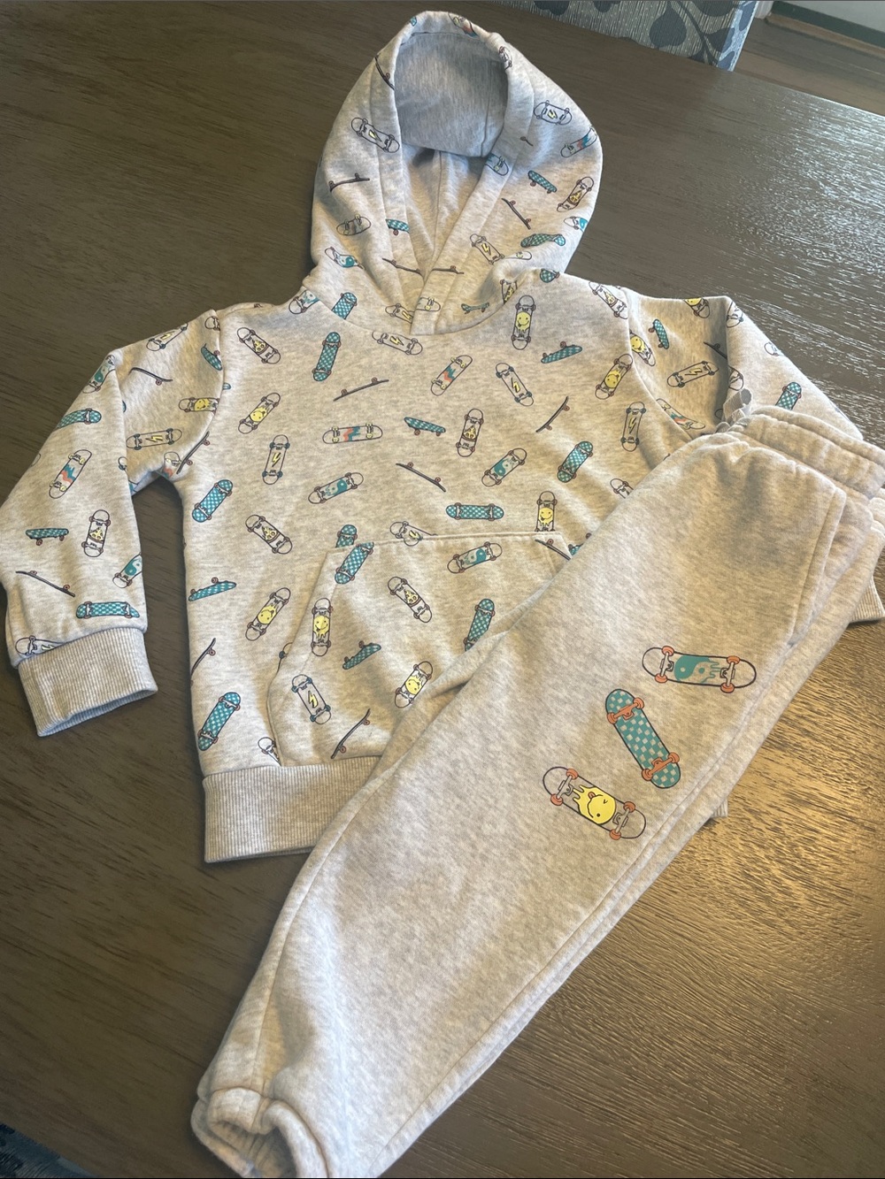 Tucker & Tate 2-piece sweatsuit with skateboards size 3T